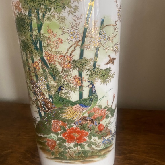 Japanese Peacock Porcelain Vase w gold trim - Picture 3 of 5